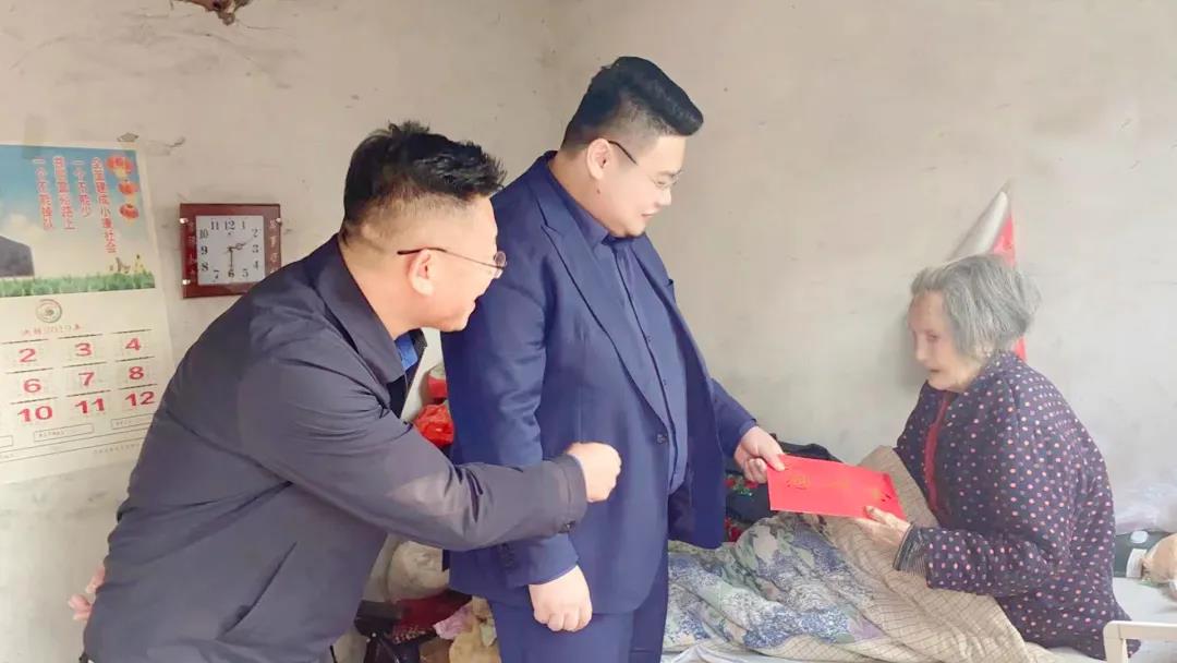 夕陽(yáng)無(wú)限好，敬老情更濃——東岳機(jī)械走訪百歲老人